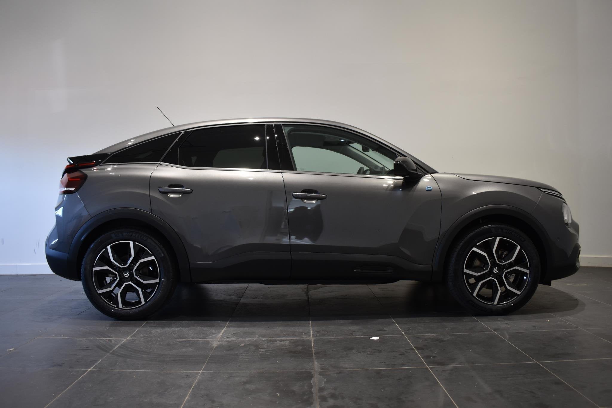 Citroen Ë-C4 Shine 50 kWh Camera/ leder & verwarmde massage, Auto's, Leder en Stof, SUV of Terreinwagen, Zilver of Grijs, 63 €/maand