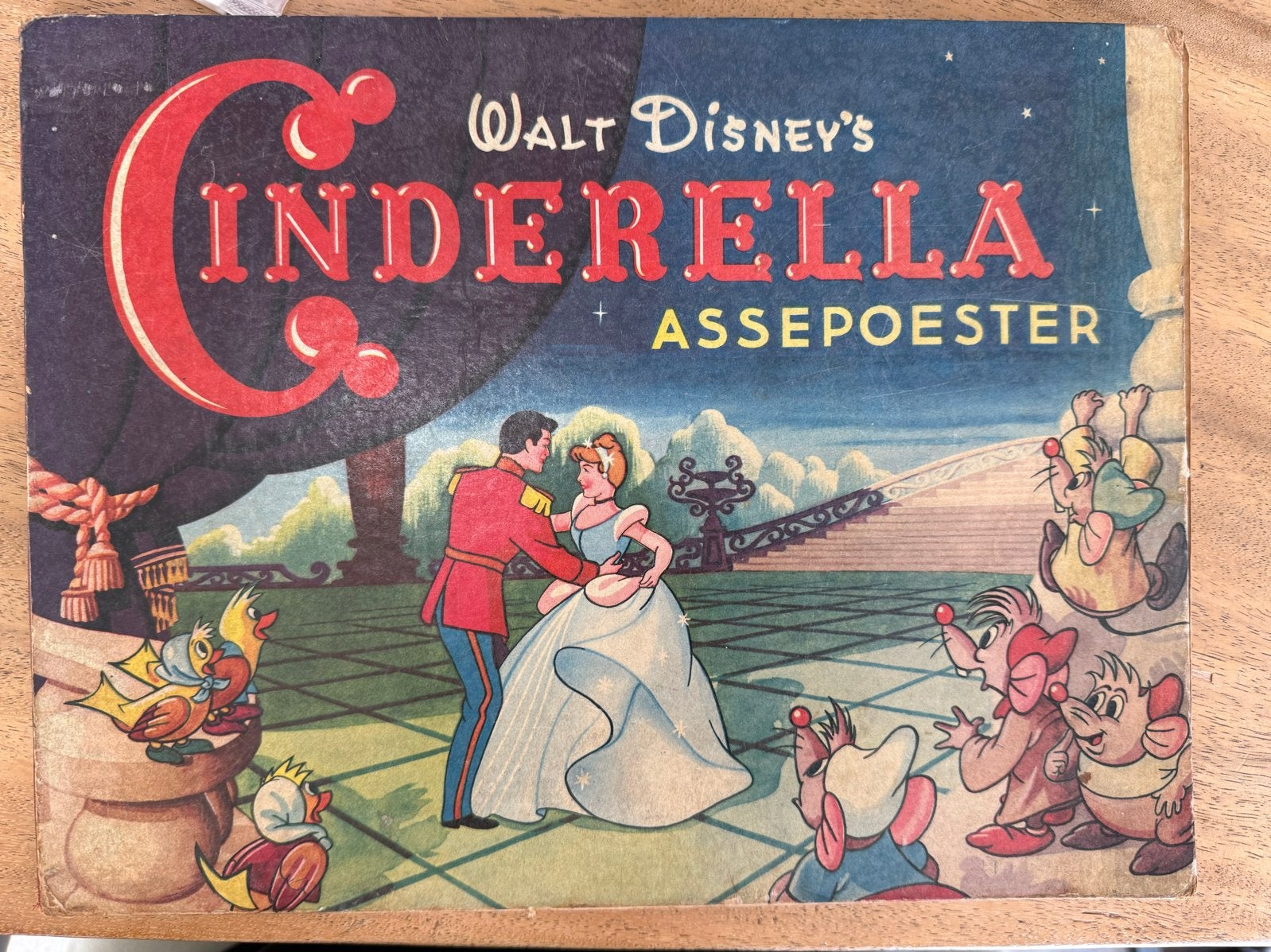 Vintage Walt Disney's Assepoester Plakboek (ca. 1950-1955), Boeken, Ophalen of Verzenden, Gelezen, Plaatjesalbum
