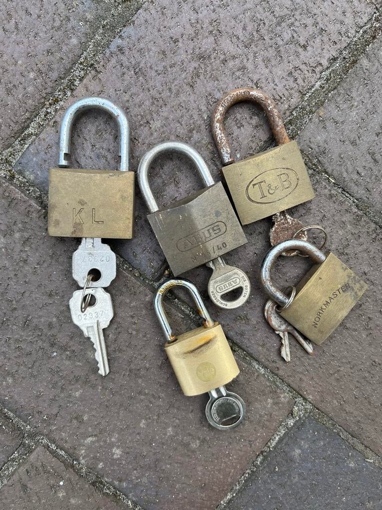 Diverse hangsloten met sleutels - Abus, Yale, Workmaster, Doe-het-zelf en Verbouw, Hang- en Sluitwerk, Gebruikt, Slot, IJzer, Ophalen of Verzenden