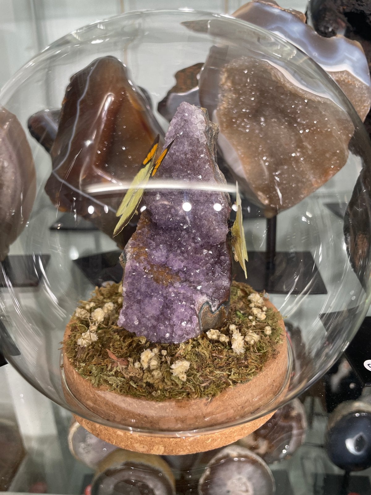 Amethist Geode met Vlinders in Glazen Bol, Verzamelen, Ophalen of Verzenden, Mineraal
