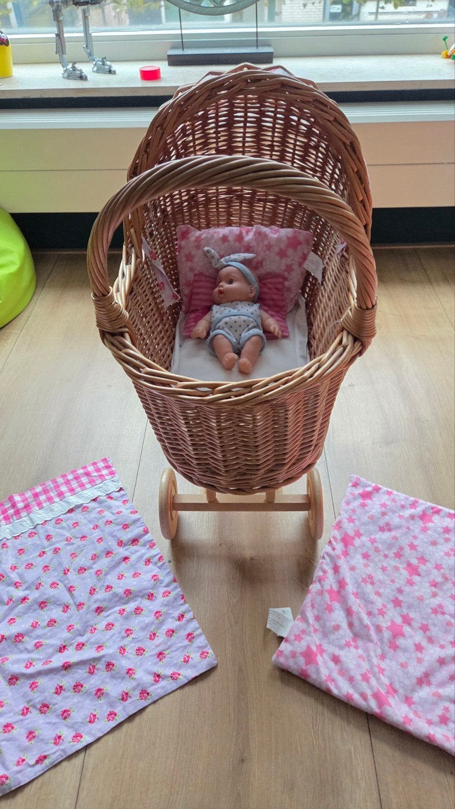 Rotan poppenwagen met pop en accessoires, Ophalen, Gebruikt, Babypop