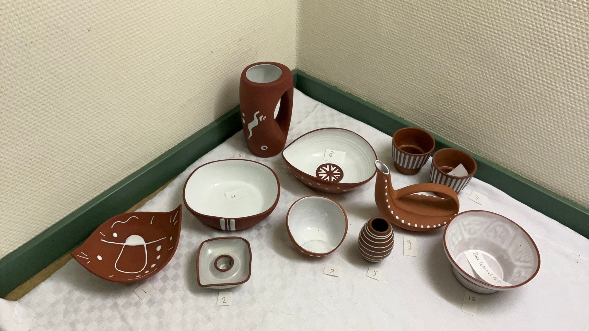 Bruin keramiek met wit glazuur, vintage, jaren 60, schalen, Verzenden