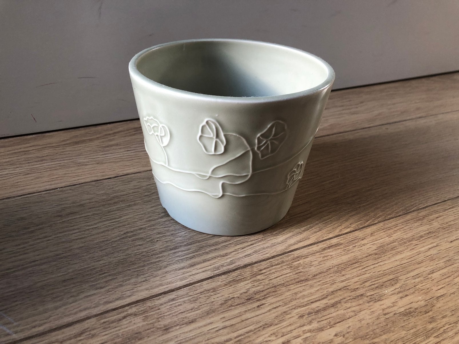Bloempot lichtgroen / mint, diameter: 16 cm, hoogte: 13 cm, Rond, Ophalen of Verzenden, Aardewerk, Minder dan 40 cm