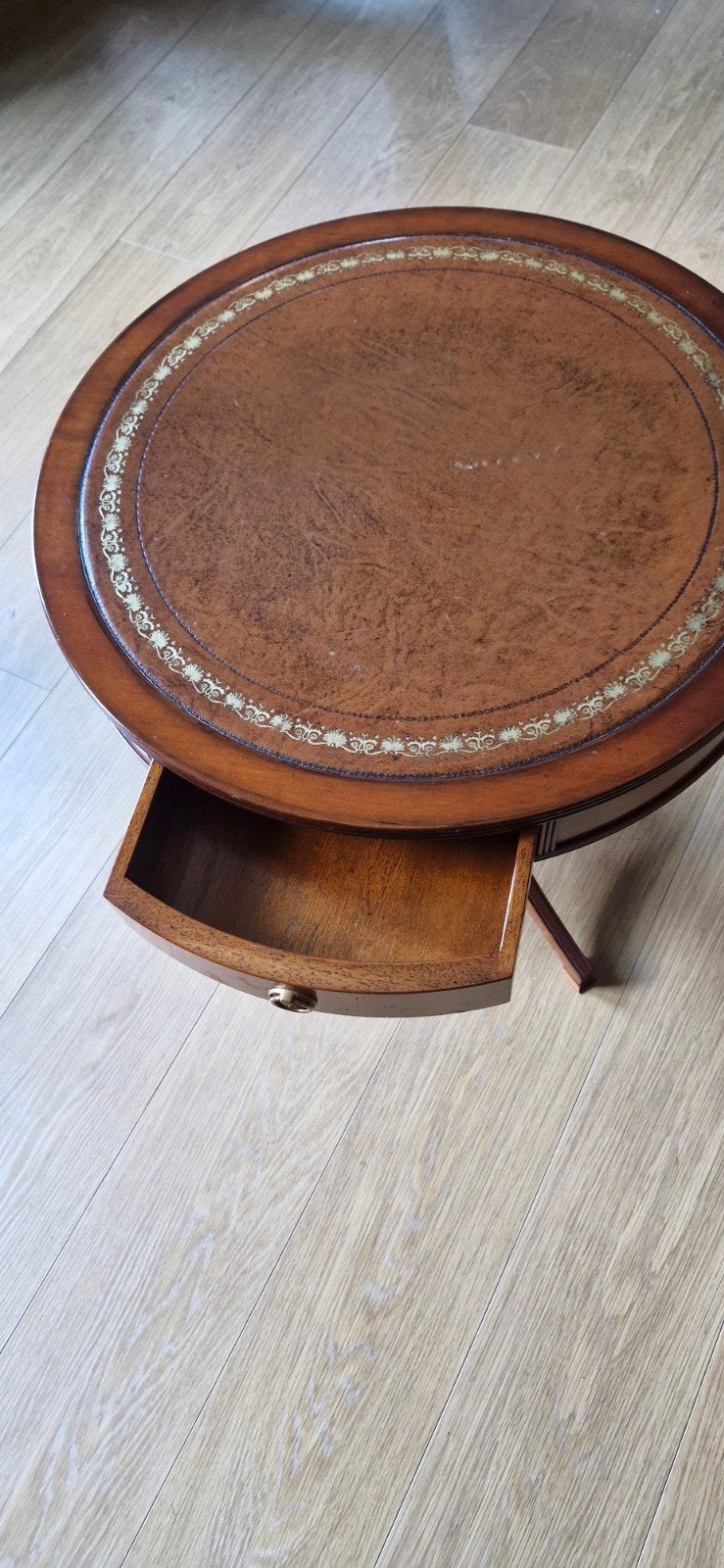 Antieke ronde bijzettafel met lade en lederen blad, Ophalen