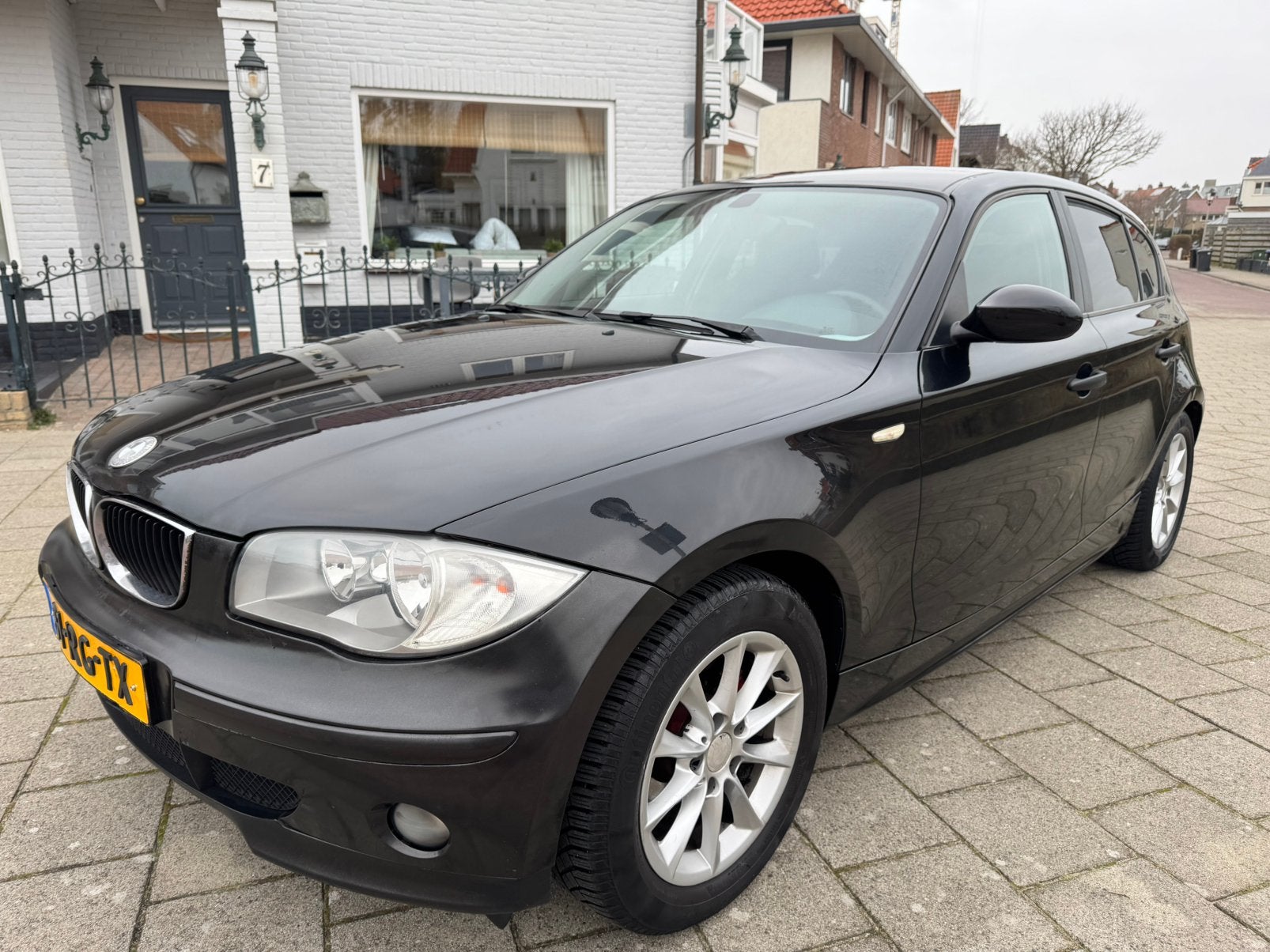 BMW 1-Serie 1.6 I 116 2005 Zwart, 1596 cc, Achterwielaandrijving, Zwart, 4 cilinders