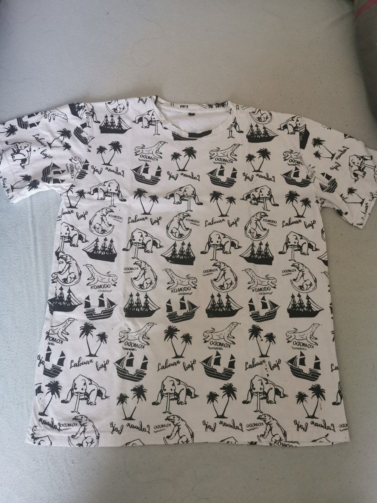 Dit is een prachtig T-shirt en een mooie korte broek., Maat 38/40 (M), Wit, Ophalen of Verzenden, Korte mouw