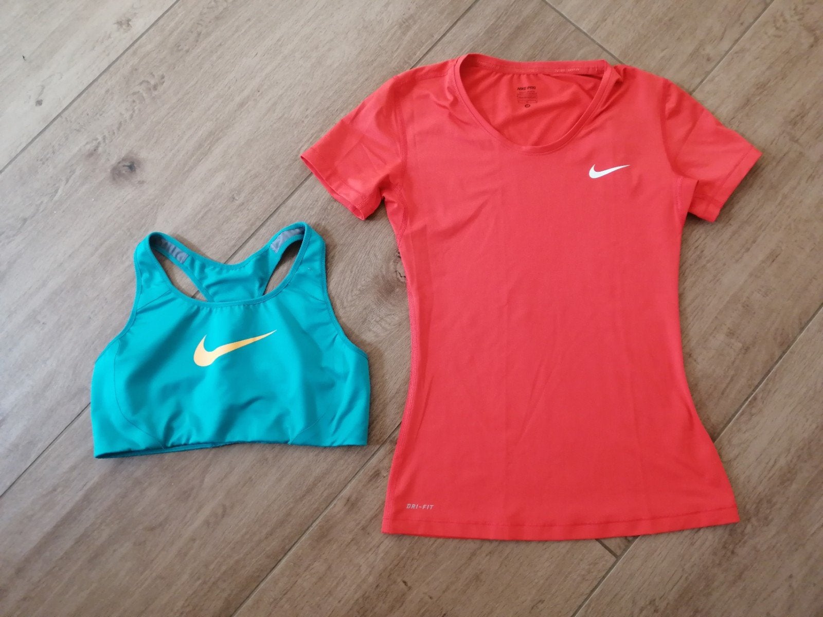 Dames Nike Pro T-shirt en sport bh. Beide M en Dri Fit, Maat 38/40 (M), Nike, Ophalen of Verzenden, Rood