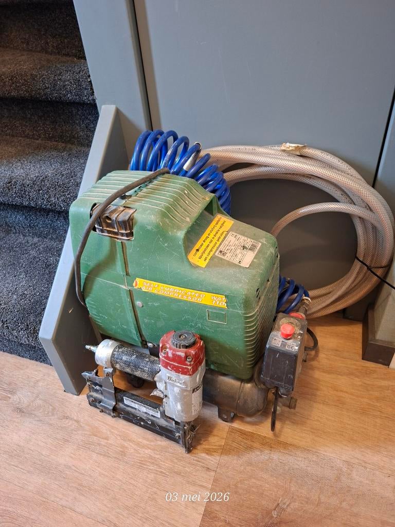Compressor met afwerktacker, Doe-het-zelf en Verbouw, Compressors, Ophalen, Gebruikt, 6 tot 10 bar, Minder dan 200 liter/min