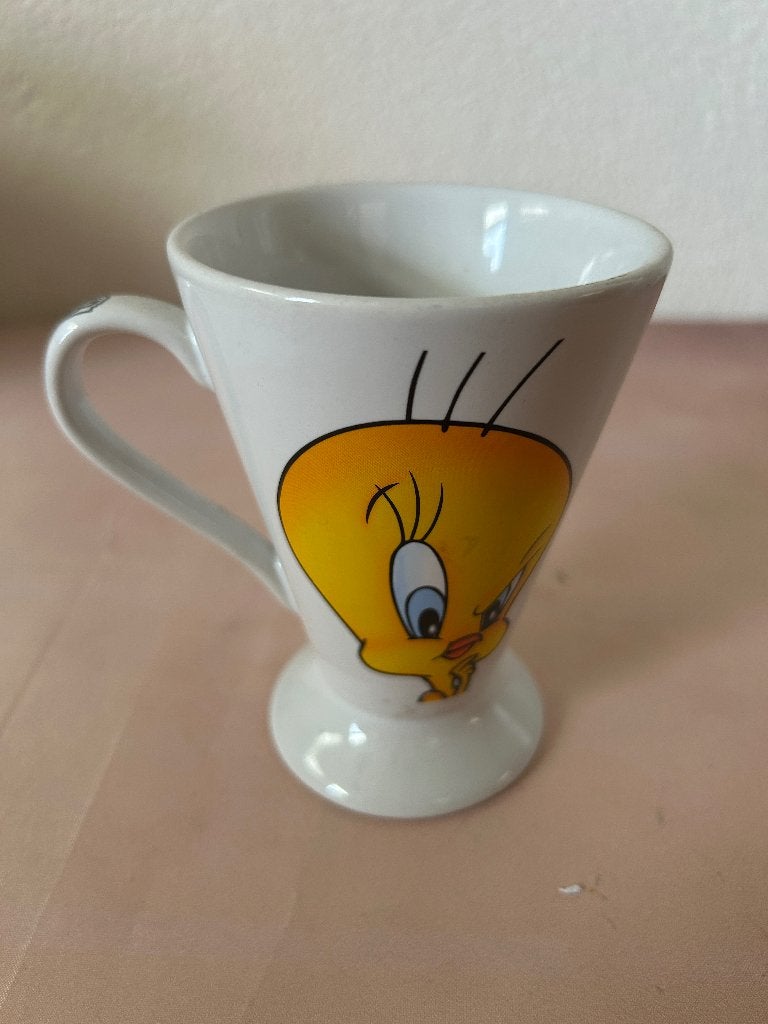 Warner Bros vintage Tweety koffiemok op voet wit, Gebruiksvoorwerp, Looney Tunes, 4000 Warner Blvd, Burbank, CA 91522, Verenigde Staten