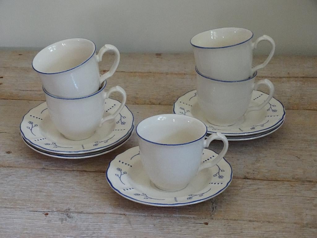 Servies, IKEA, creme met blauw takje, zo goed als nieuw