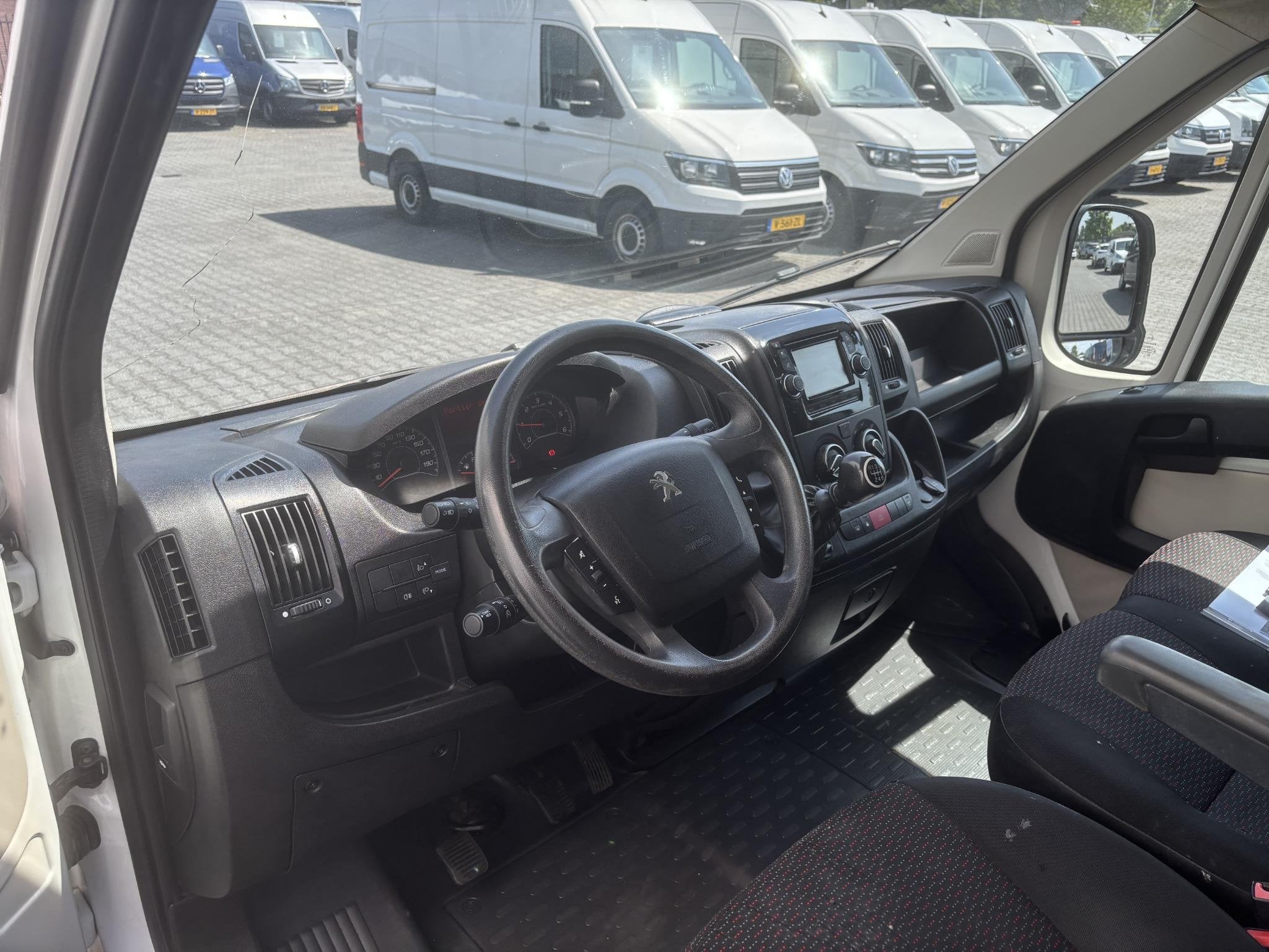 Peugeot Boxer 330 2.2 HDI L2H1 XT*A/C*HAAK*CRUISE*3P*CAMERA*, Euro 5, Stof, Gebruikt, 4 cilinders