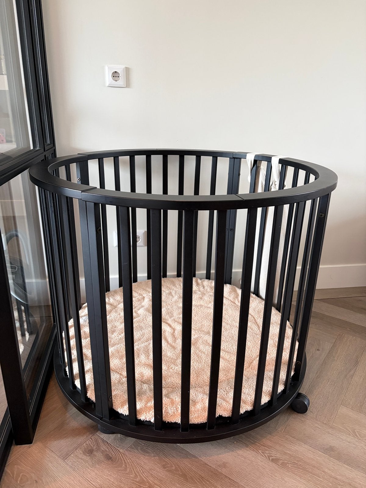 Europe baby box. Rond, zwart, zo goed als nieuw, Ophalen, Zo goed als nieuw, Wieg