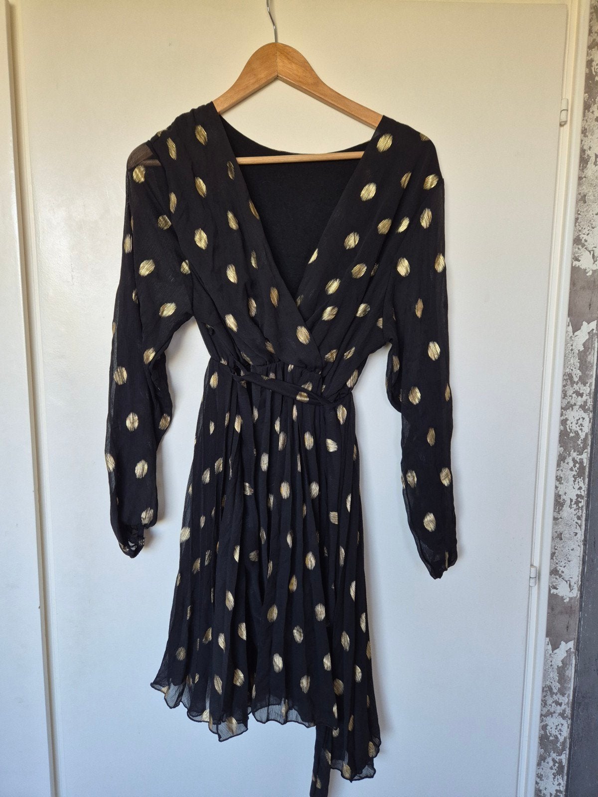 Zwarte jurk met gouden stippen, Kleding | Dames, Maat 38/40 (M), Zwart, Ophalen of Verzenden, Boven de knie