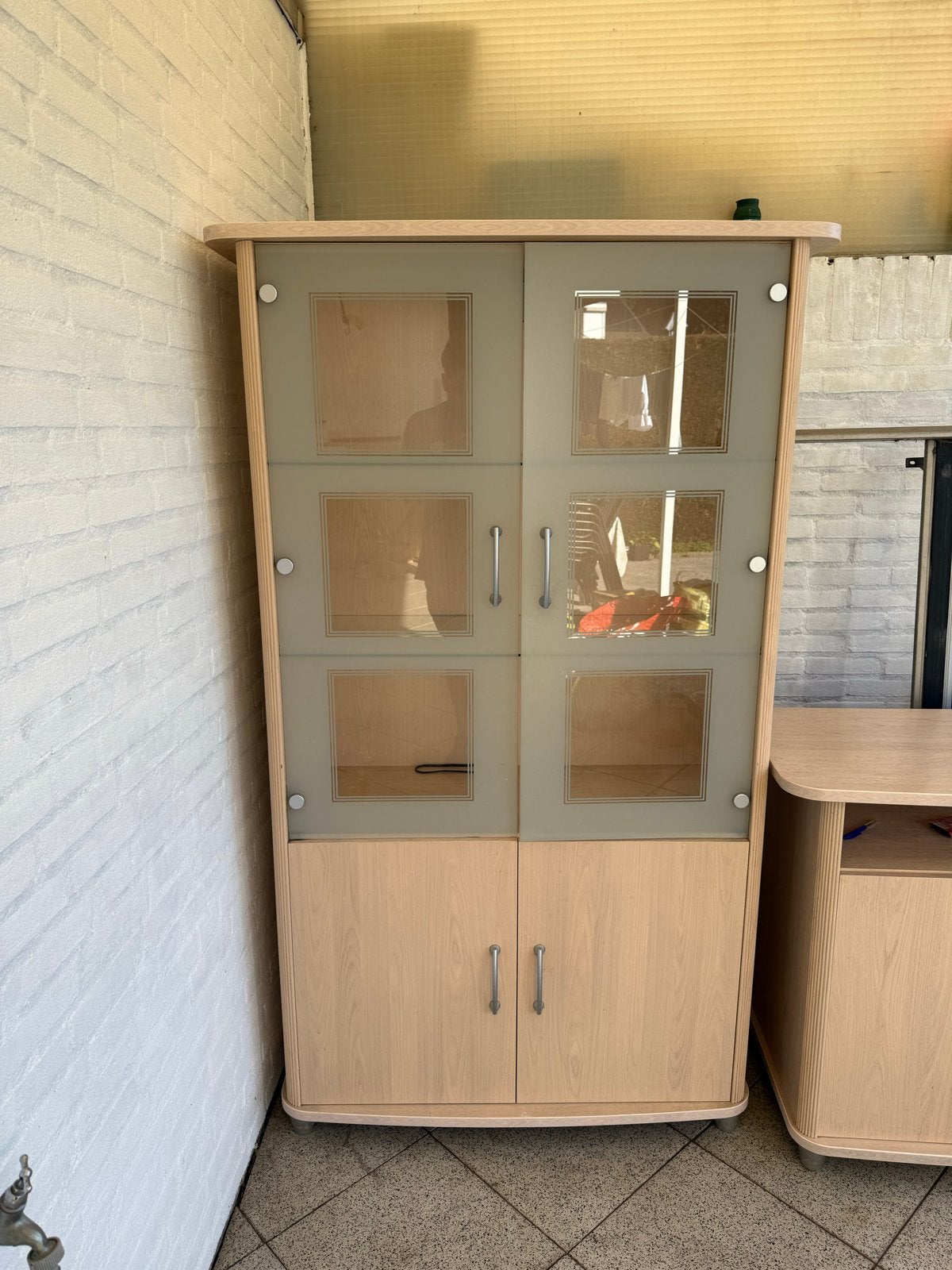 Moderne vitrinekast met glazen deuren en planken, Ophalen, Gebruikt, 50 tot 100 cm, 150 tot 200 cm