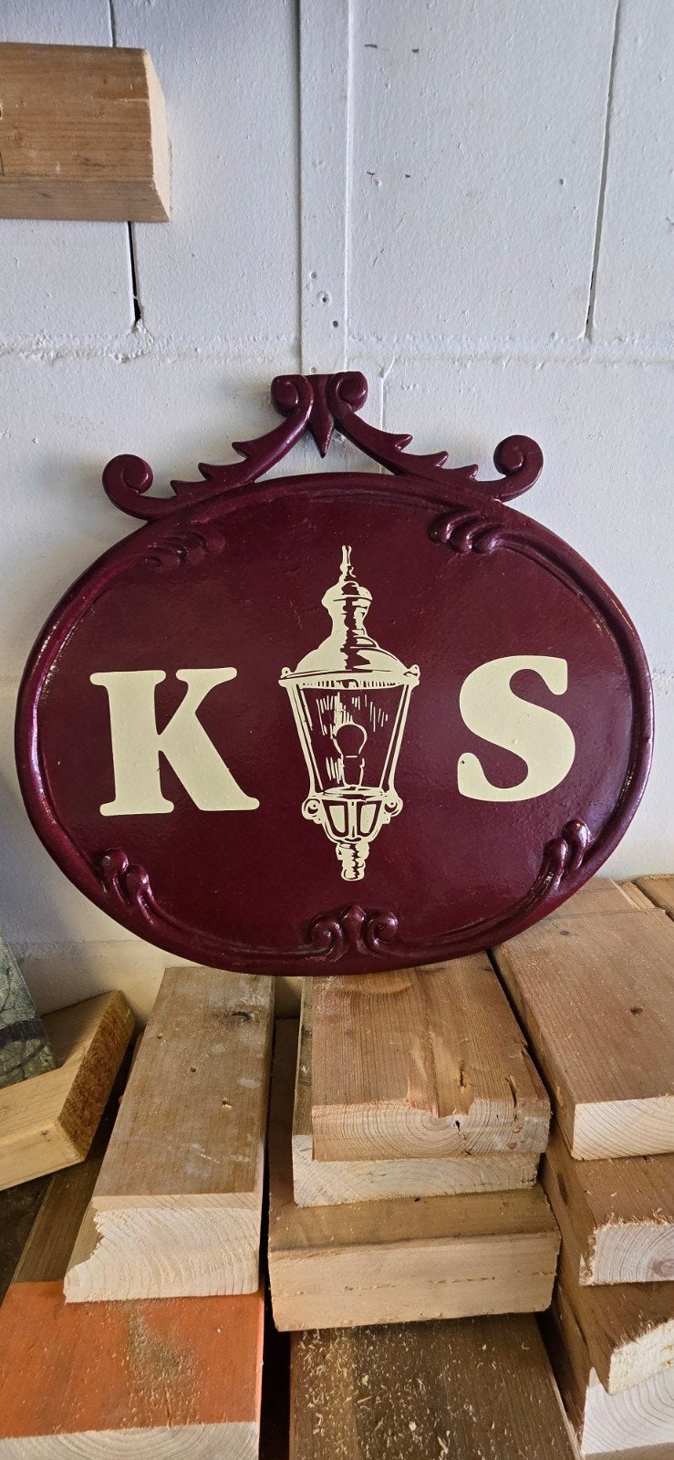 Decoratief gietijzeren bord met initialen K & S, Ophalen of Verzenden, Metaal, Rood, Klassiek