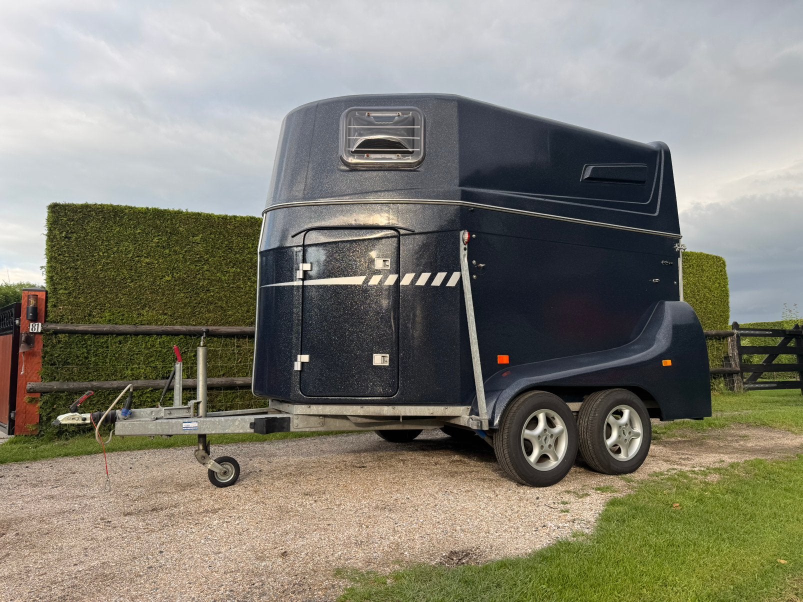 2 paards polyester trailer met aluminium bodem zadelkamer, Dieren en Toebehoren, Ophalen, Zo goed als nieuw, Polyester, 2-paards trailer