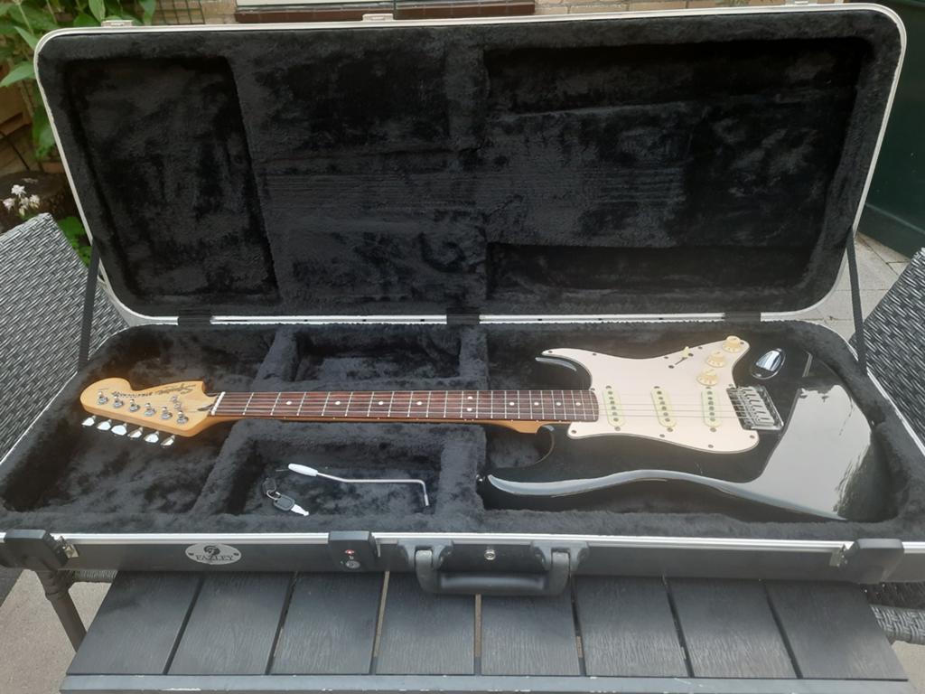 Squier (by Fender) Standard Stratocaster met koffer, Ophalen, Zo goed als nieuw, Solid body, Overige merken