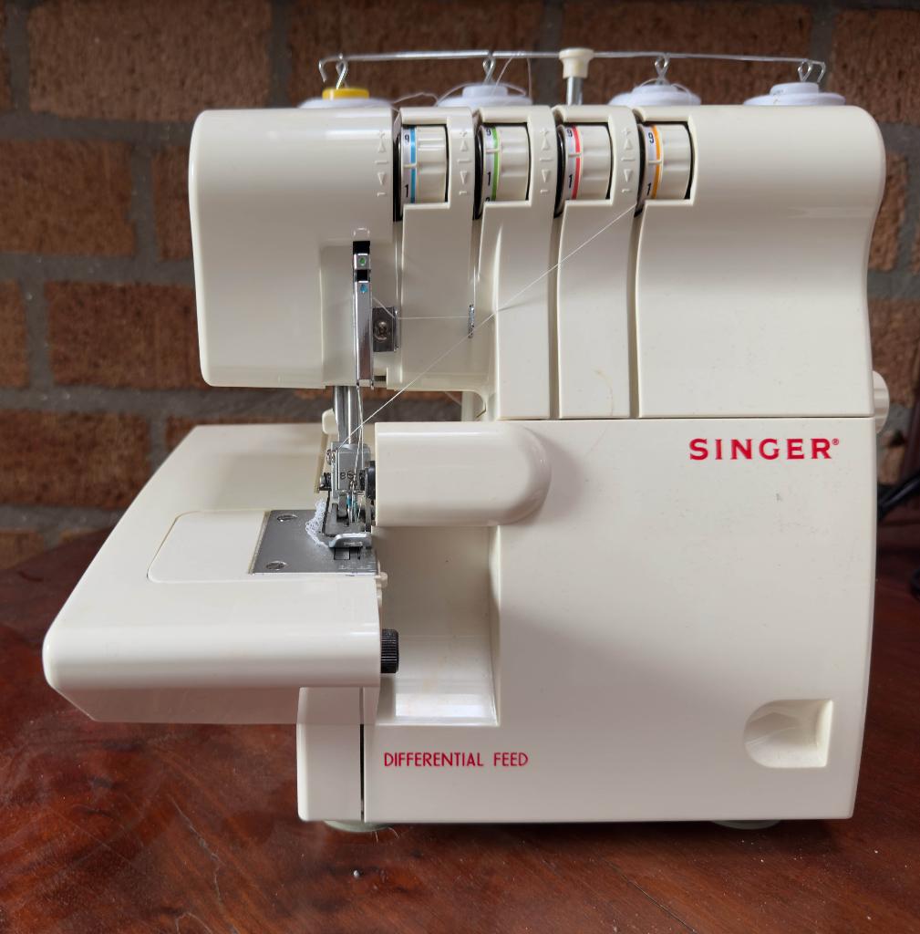Singer lockmachine, Hobby en Vrije tijd, Ophalen, Zo goed als nieuw, Lockmachine, Singer