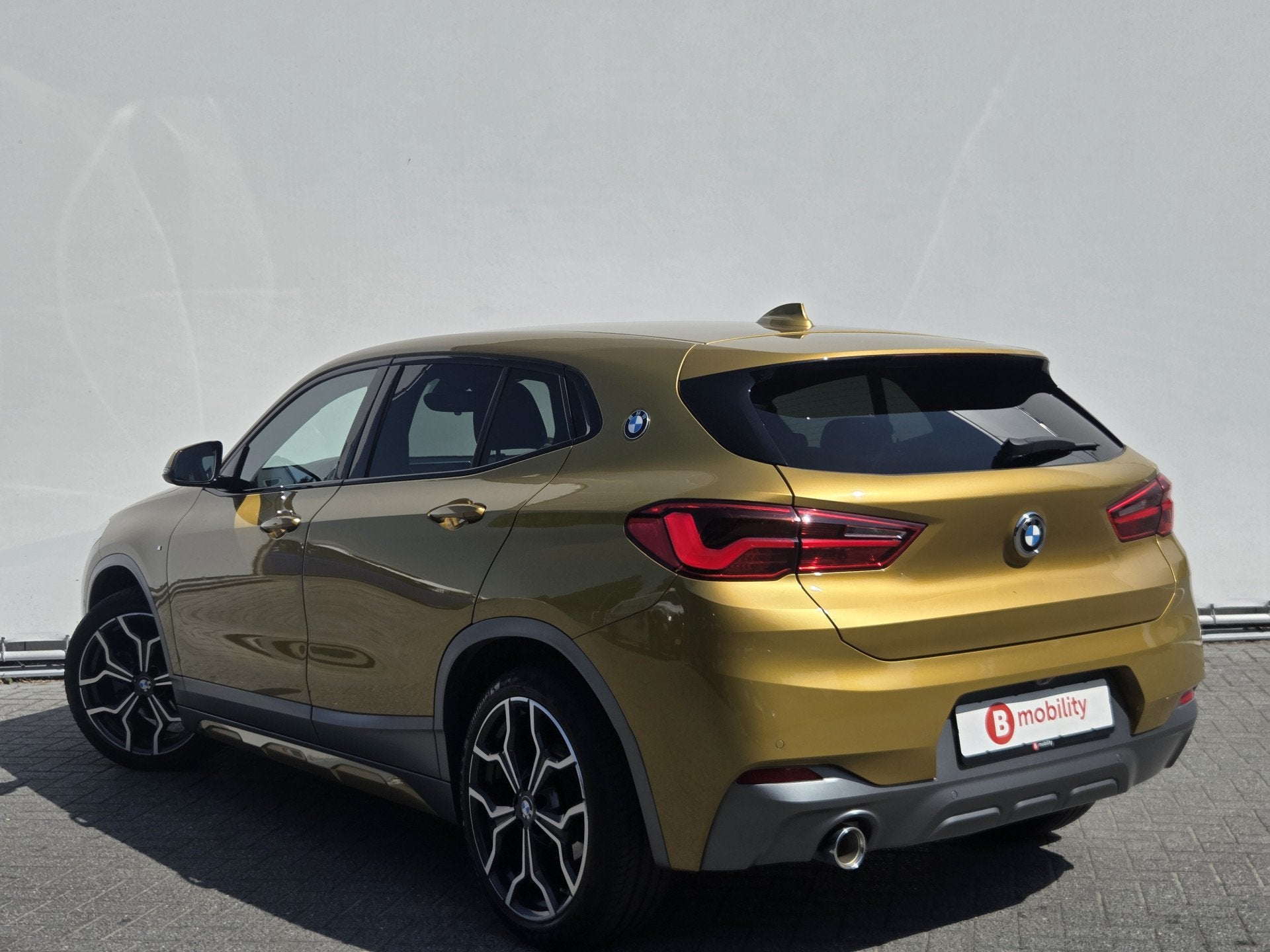 BMW X2 sDrive18i High Executive M-Sport X Achteruitrijcamera, Dealer onderhouden, Gebruikt, Leder en Stof, Geel