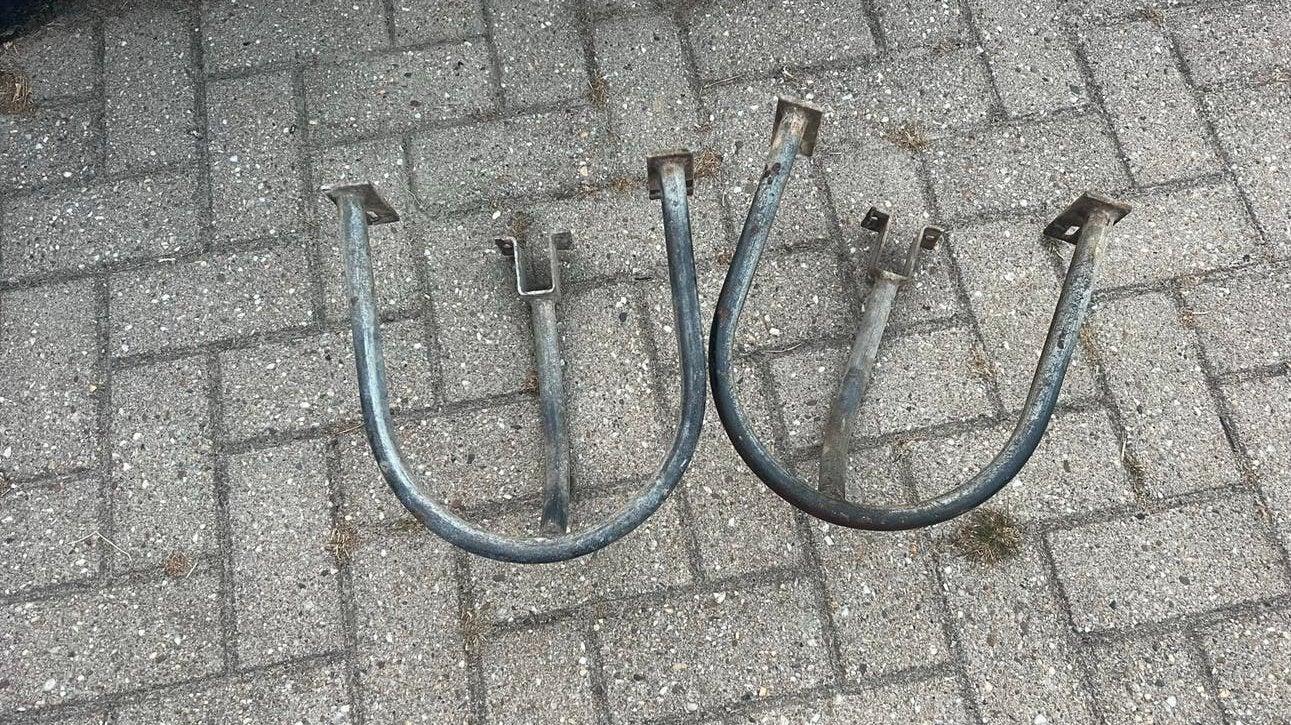 2 stuks bescherm drinkbak beugels.