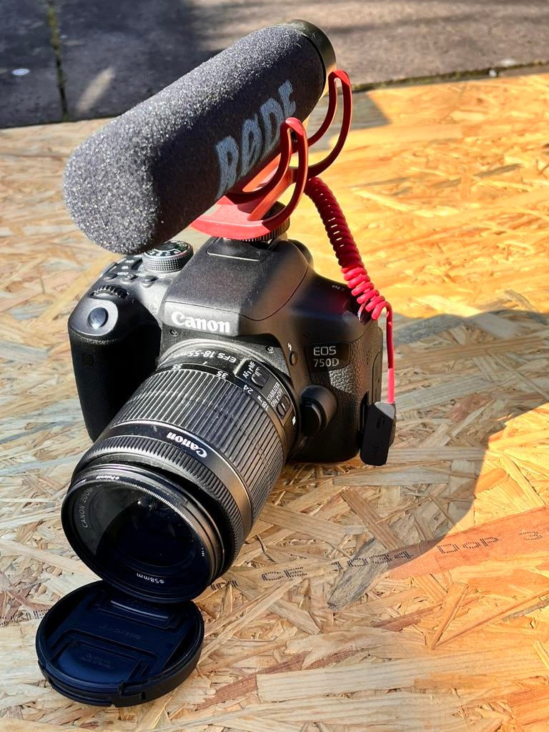 Canon EOS 750D met EF-S 18-135mm IS STM kit lens, Ophalen, Spiegelreflex, Canon, Zo goed als nieuw