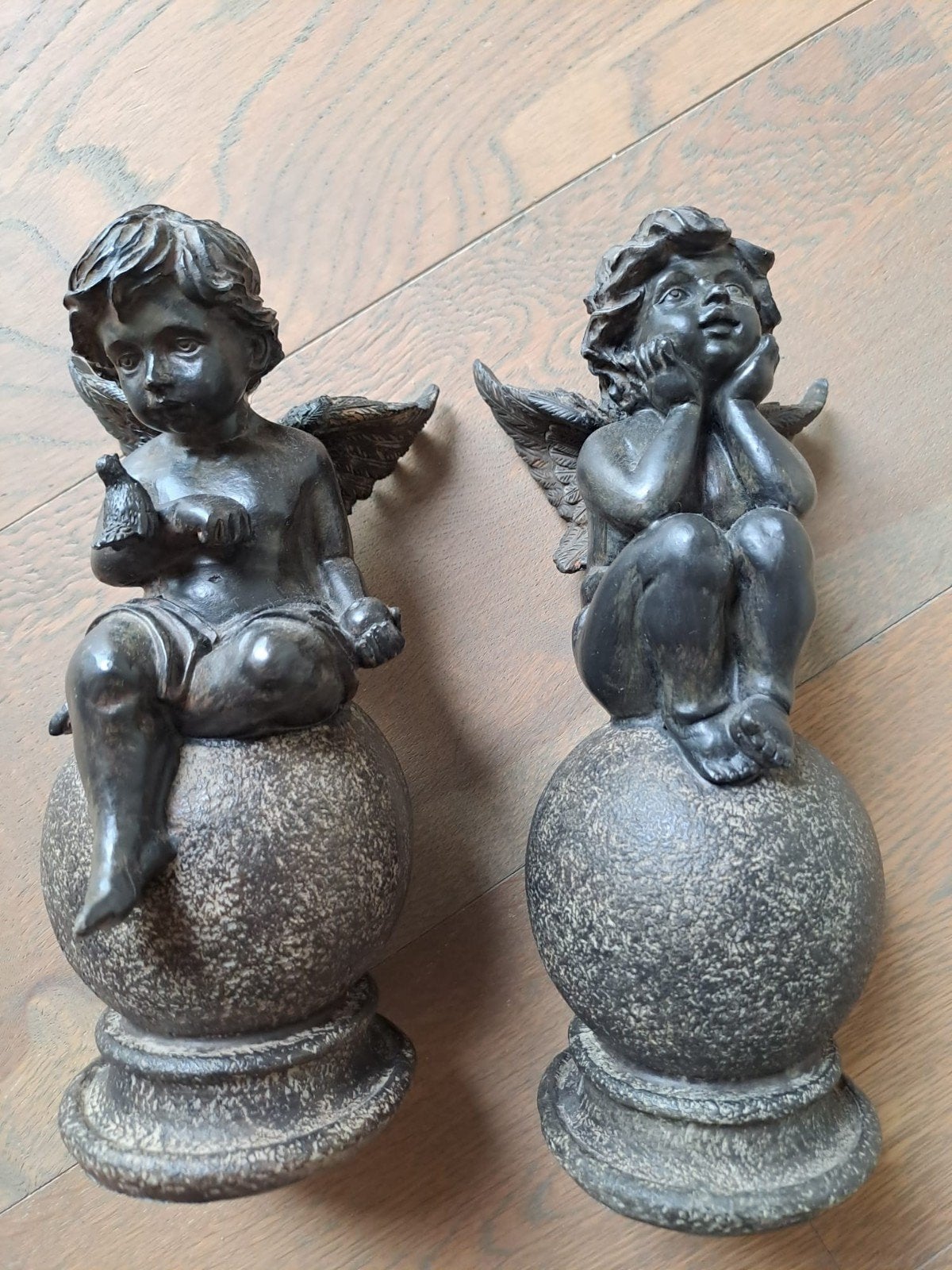 twee schattige engeltjes op bal polystone Bruin bronskleur, Ophalen of Verzenden, Dier