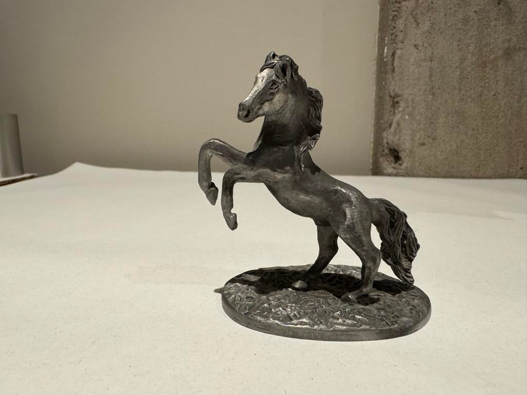 Tinnen beeldje van een steigerend paard, Ophalen of Verzenden, Zo goed als nieuw, Dier