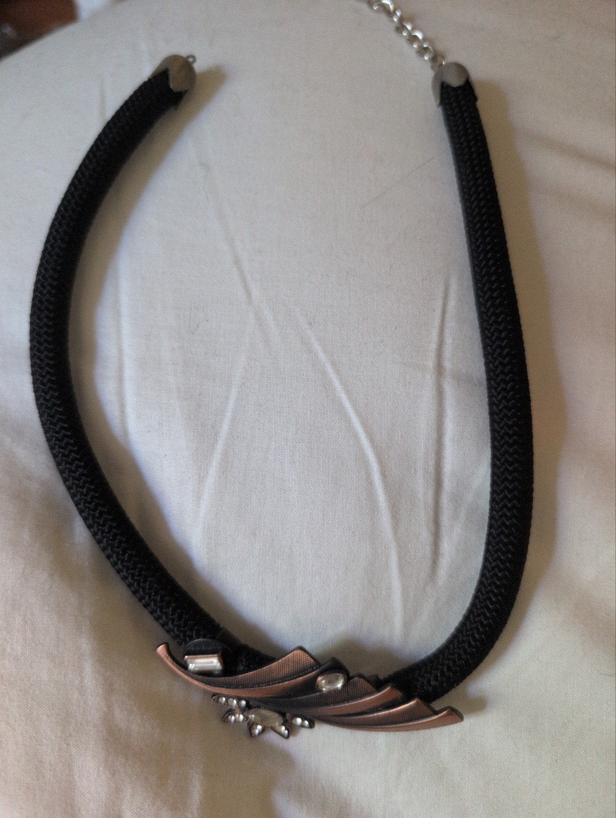 Mooi sieraad met strass en koperkleurige accenten, Overige materialen, Zwart, Ophalen of Verzenden, Zo goed als nieuw