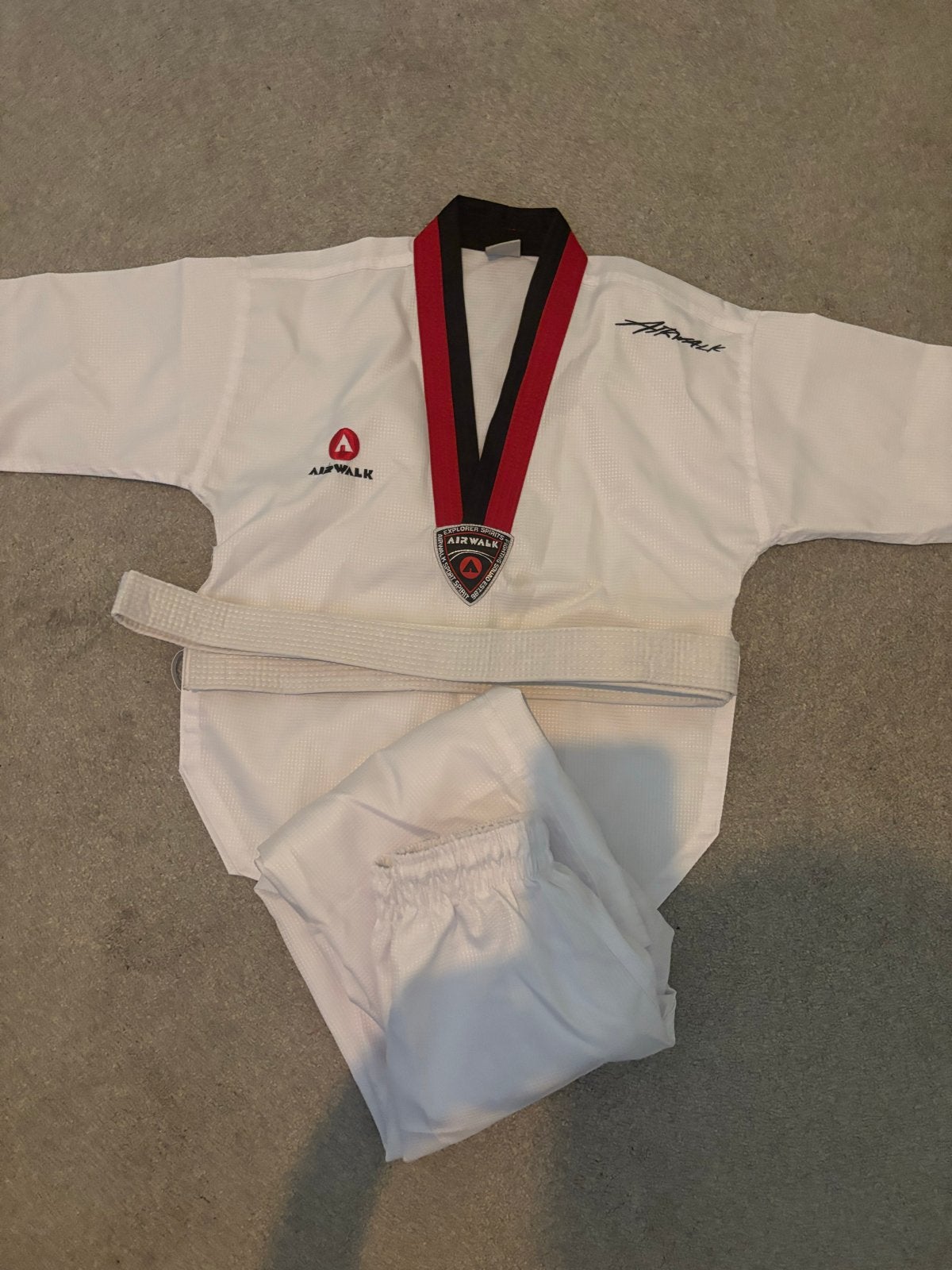 Zo goed als nieuw Taekwondo pak Airwalk - Maat 110/120, Taekwondo, Vechtsportpak, Ophalen of Verzenden, Zo goed als nieuw