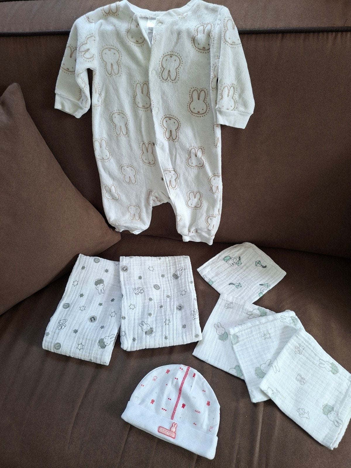 Nijntje eerste baby pakje 56 als nieuw+ 4 slabbetjes+2 hydro, Ophalen of Verzenden, Zo goed als nieuw, Jongetje of Meisje