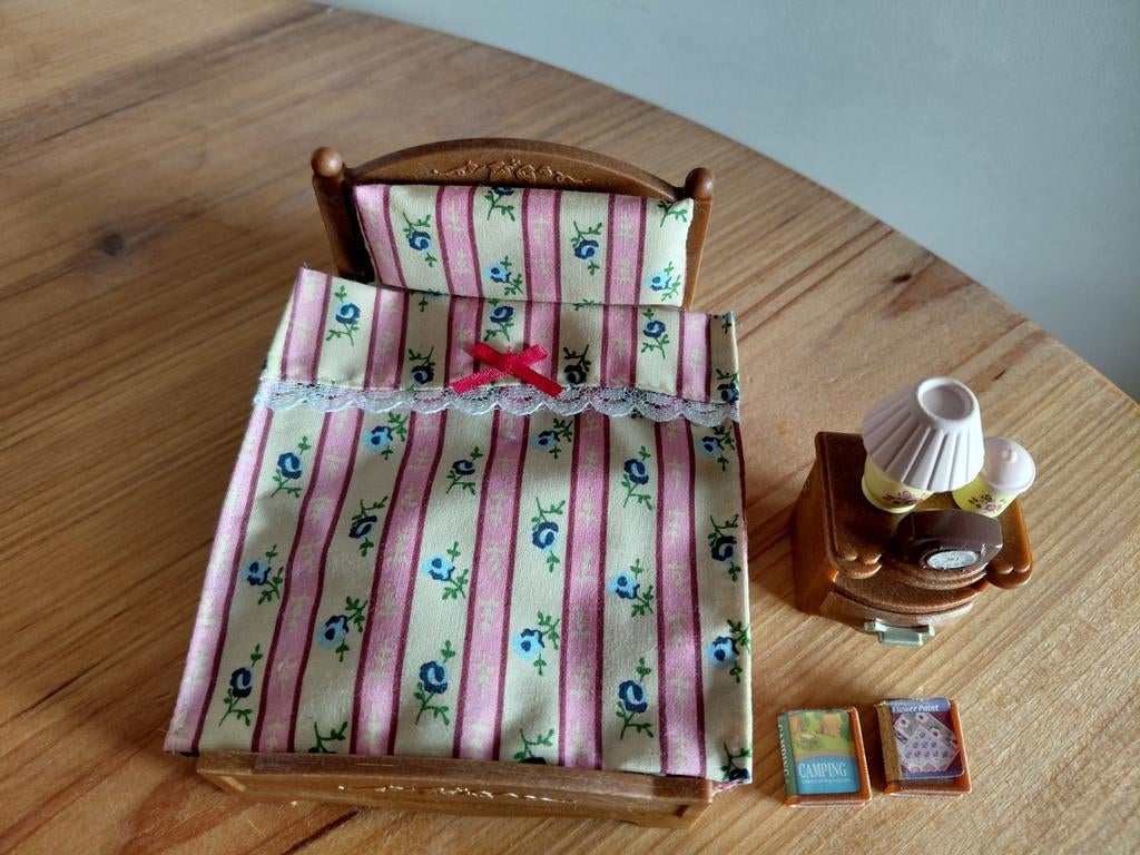 Sylvanian families groot bed/nachtkastje compleet, Ophalen of Verzenden, Zo goed als nieuw, Poppenhuis