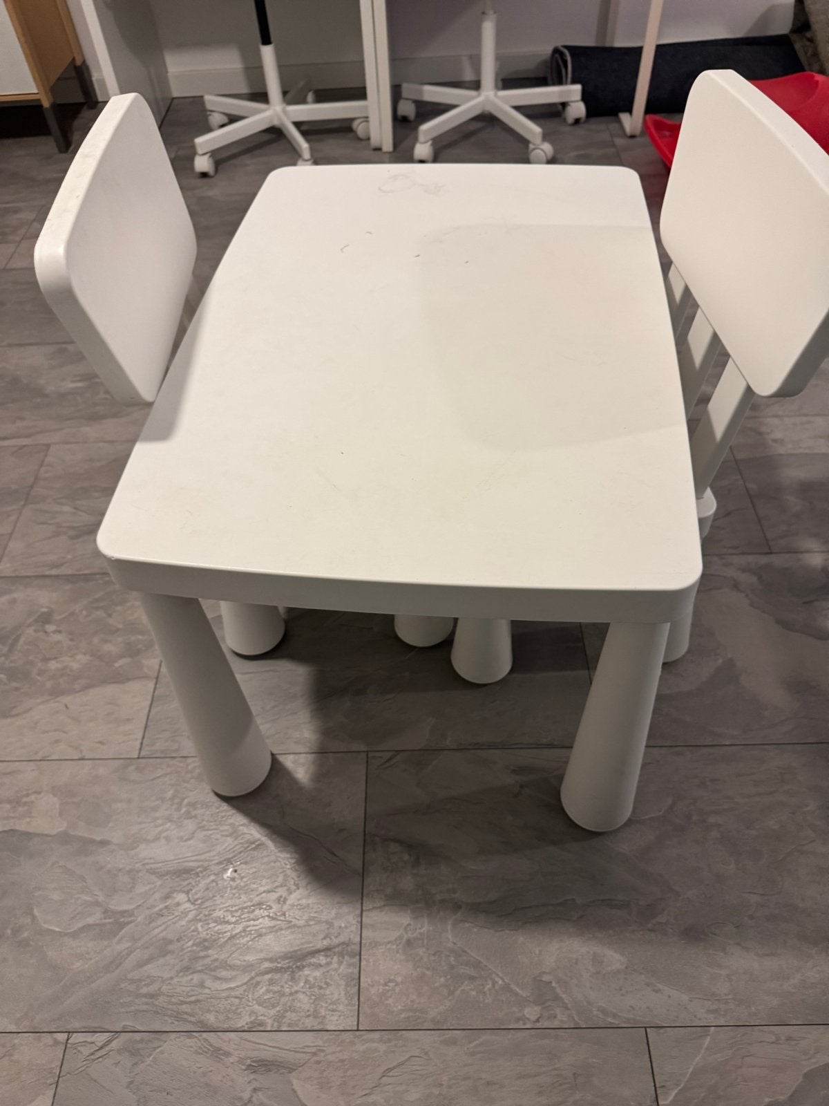 Witte kindertafel met 2 stoelen - Ideaal voor spelen en lere, Ophalen, Gebruikt, Tafel(s) en Stoel(en)
