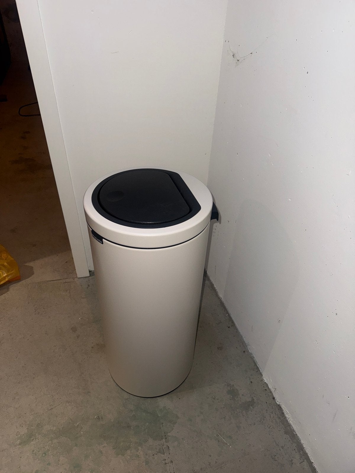 Brabantia Touch Bin Flat Top prullenbak 30L Soft Beige, 20 tot 30 liter, Ophalen of Verzenden, Nieuw, Metaal