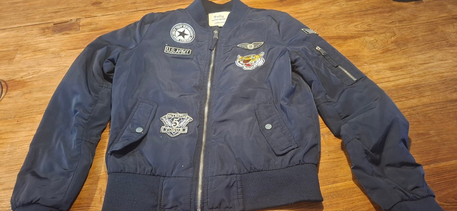 Stoere donkerblauwe bomberjack met patches - Maat XS, Ophalen of Verzenden, Zo goed als nieuw, Jongen of Meisje, Jas