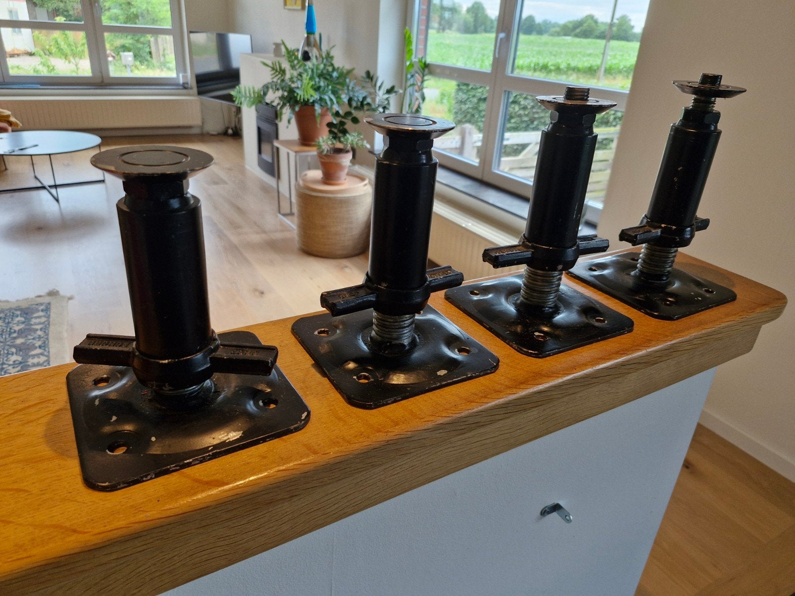 4 zware steunpoten / uitdraaisteunen camper, Ophalen, Zo goed als nieuw