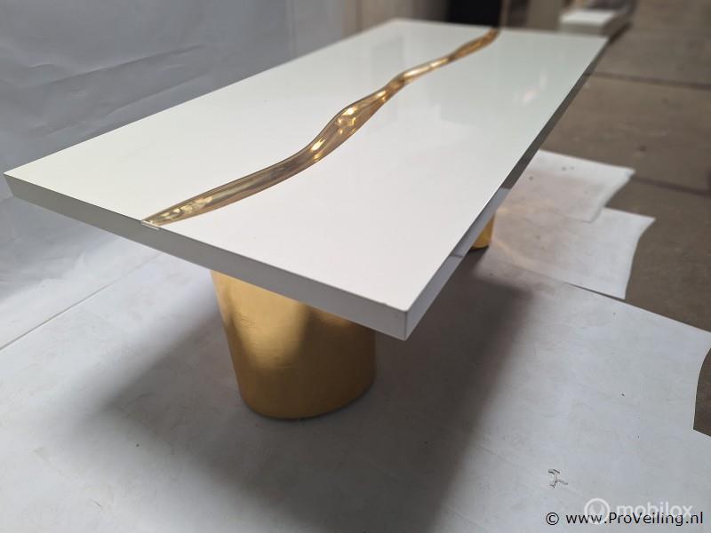 Online Veiling: Design eettafel met goudkleurig onderstel