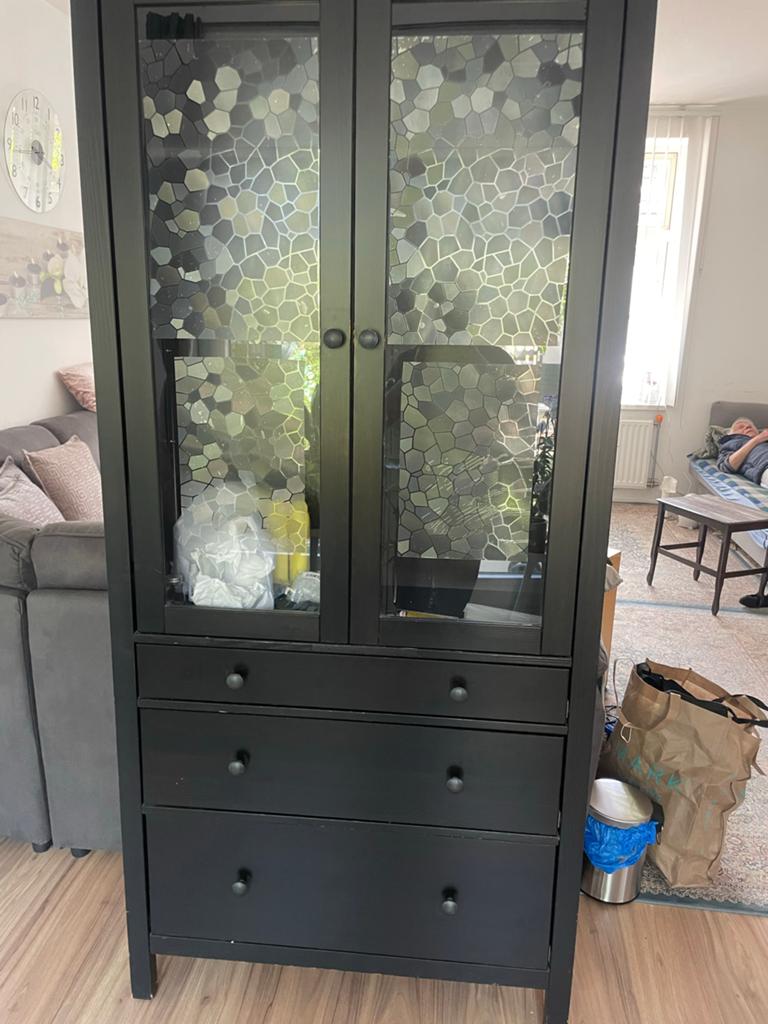 Zwarte vitrinekast met lades en glazen deuren, Gebruikt, Met lade(s), 25 tot 50 cm, Overige houtsoorten