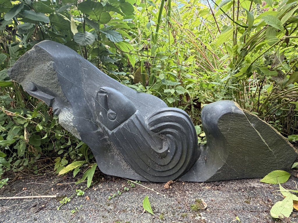 Groot abstract tuinbeeld visser met vis – zwaar stenen beeld, Ophalen of Verzenden, Gebruikt, Steen, Mensenbeeld