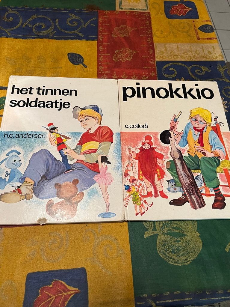 2 vintage grote sprookjesboeken: Het tinnen soldaatje & Pino, Ophalen of Verzenden, Gelezen, Sprookjes