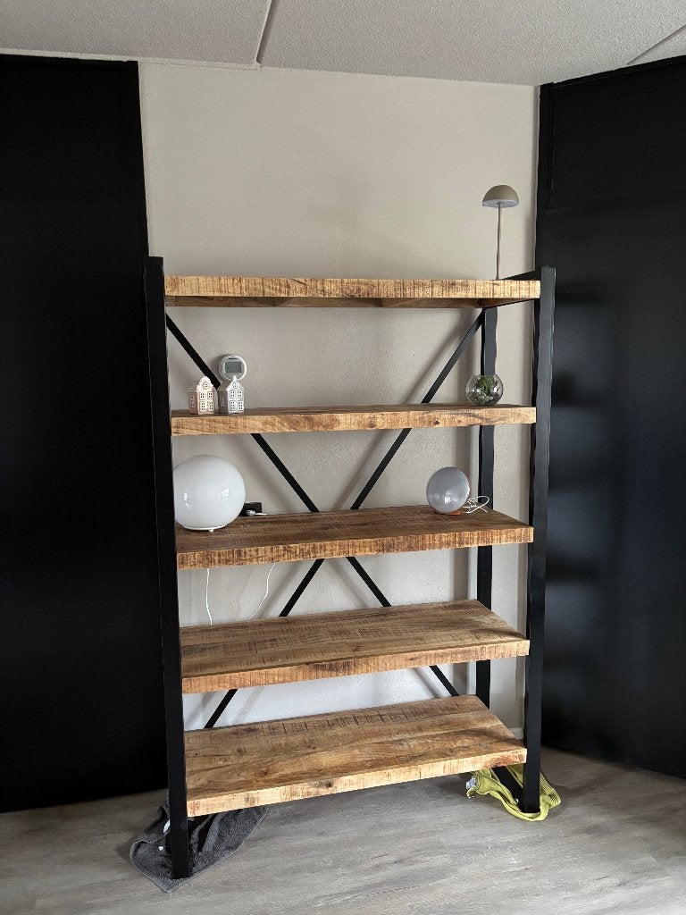 industriële boekenkast mangohout en metaal, Ophalen, Met plank(en), 100 tot 150 cm, Zo goed als nieuw