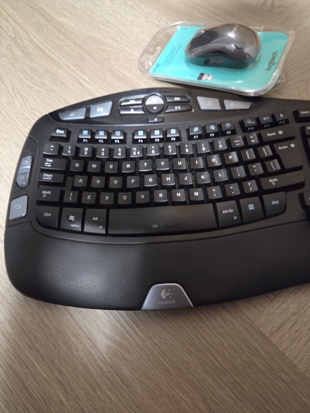 Logitech Wave toetsenbord met draadloze muis en ontvanger, Computers en Software, Toetsenborden, Gebruikt, Logitech, Ophalen of Verzenden