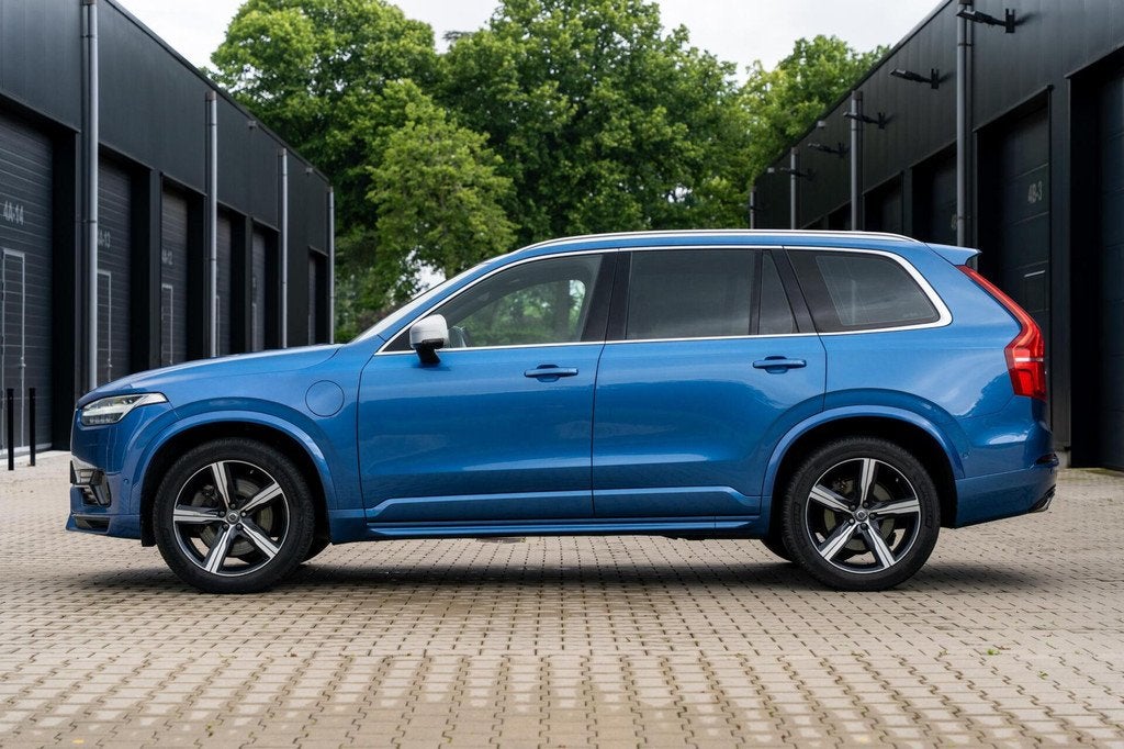 Volvo XC90 2.0 T8 AWD R-Design *Luchtvering* B&W* HUD* Pano*, Auto's, Gebruikt, 1969 cc, 7 stoelen, Bedrijf