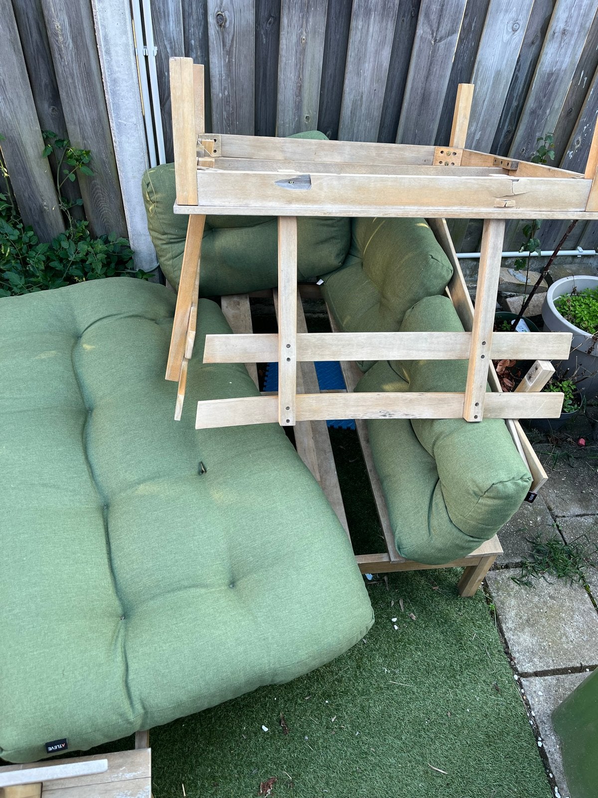 Foto 3 van Comfortabele houten tuinbank met groene kussens