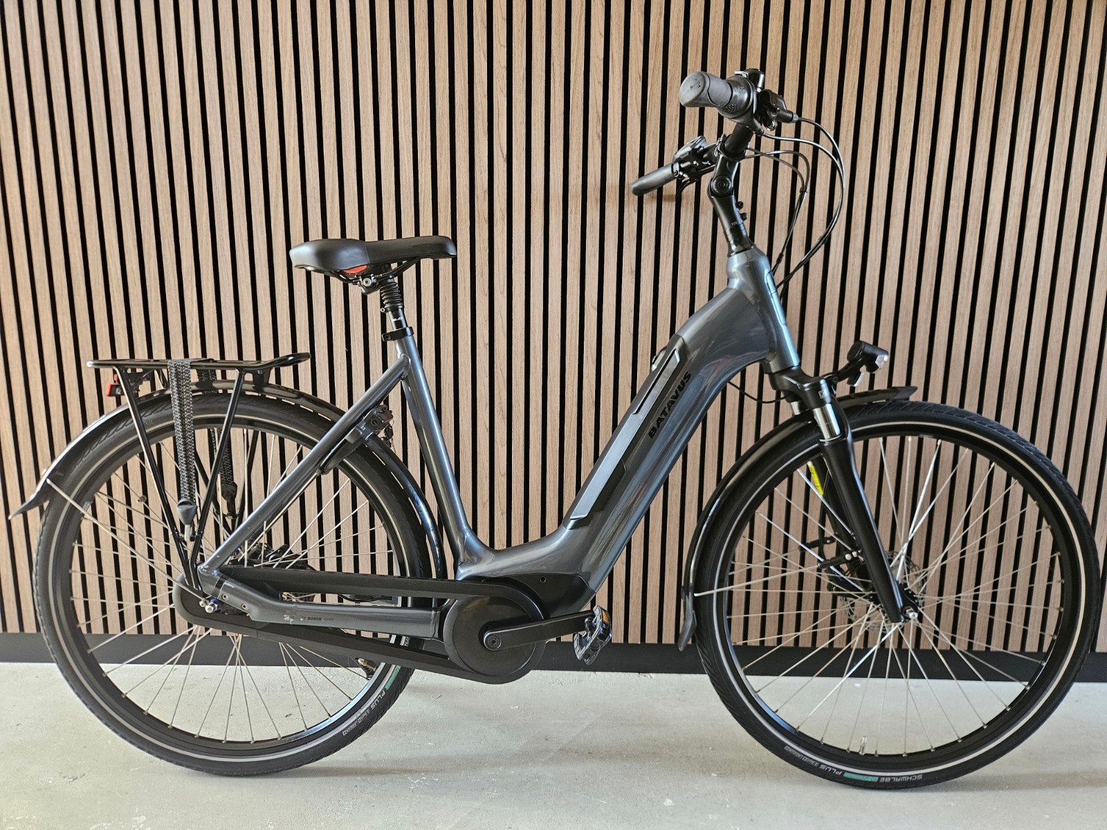 Elektrischefiets Bosch middenmotor active line dames 56cm, Ophalen, Gebruikt, Batavus, 50 km per accu of meer