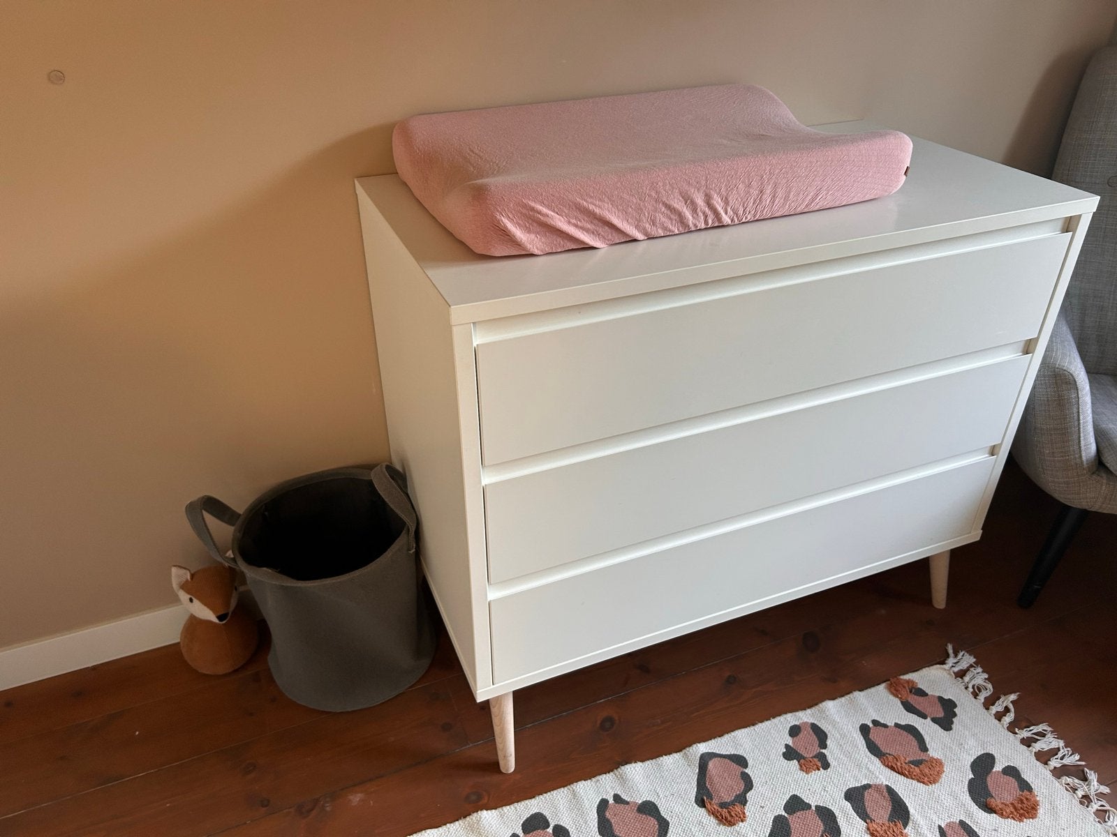 Witte commode met 3 lades en houten pootjes, Ophalen, Gebruikt, 50 tot 70 cm, 75 tot 100 cm