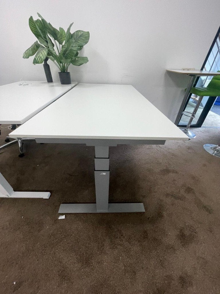Elektrisch zit-sta bureau (Nog 4 stuks beschikbaar), Huis en Inrichting, Ophalen, Hout, 180 cm, Overige merken