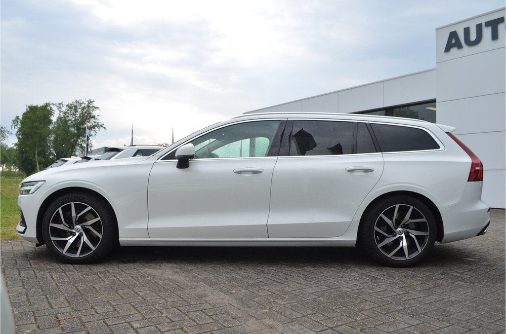 Volvo V60 2.0 T5 250pk Momentum Trekhaak 1800kg wegklapb | D, Auto's, Euro 6, 4 cilinders, Wit, Origineel Nederlands