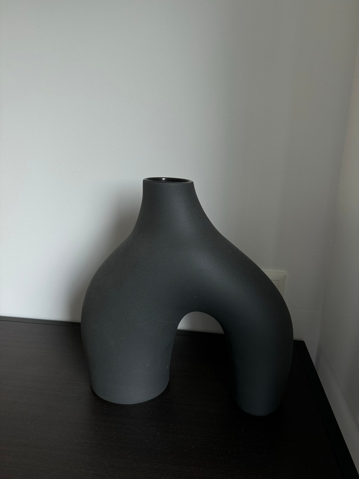 Stijlvolle H&M Home Vaas - Zwart, Uniek Design, Zwart, Aardewerk of Porselein, Ophalen of Verzenden, Zo goed als nieuw