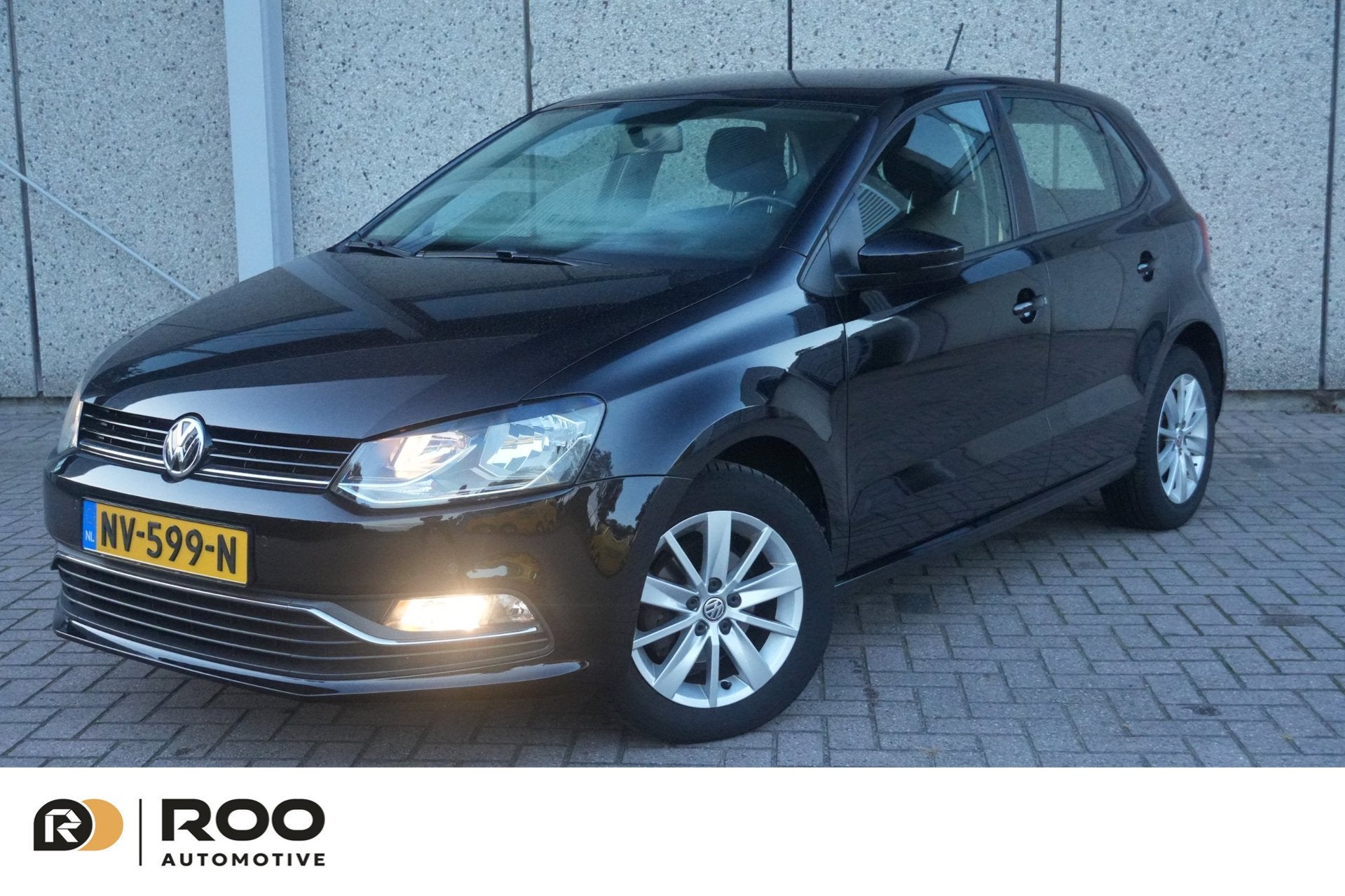 Volkswagen Polo 1.2 TSI Comfortline Business R Lage km stand, Euro 6, 4 cilinders, Zwart, Origineel Nederlands