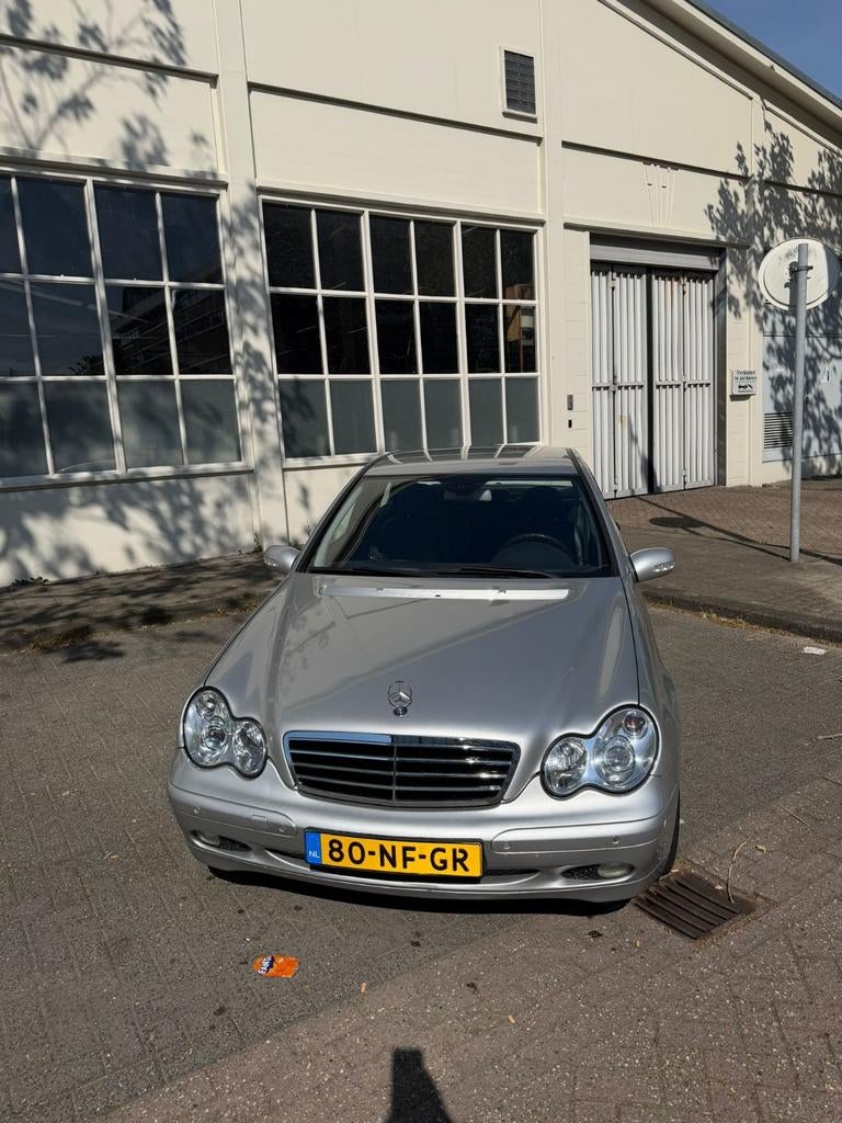 Mercedes-Benz C-Klasse 1.8 C180 Kompr Sedan AUT 2003 Grijs, Auto's, Mercedes-Benz, Automaat, Achterwielaandrijving, Zwart, 1796 cc